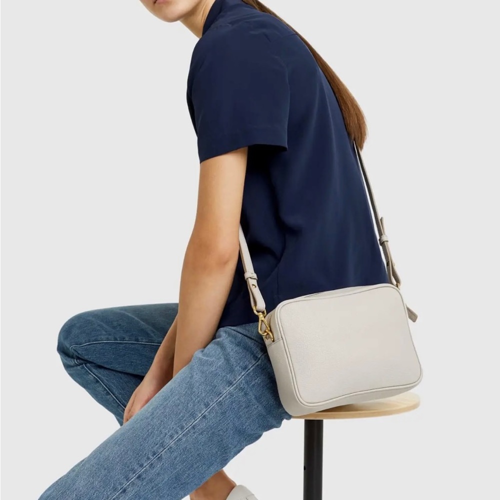 QUINCE ITALIAN LEATHER CROSSBODY CAMERA BAG